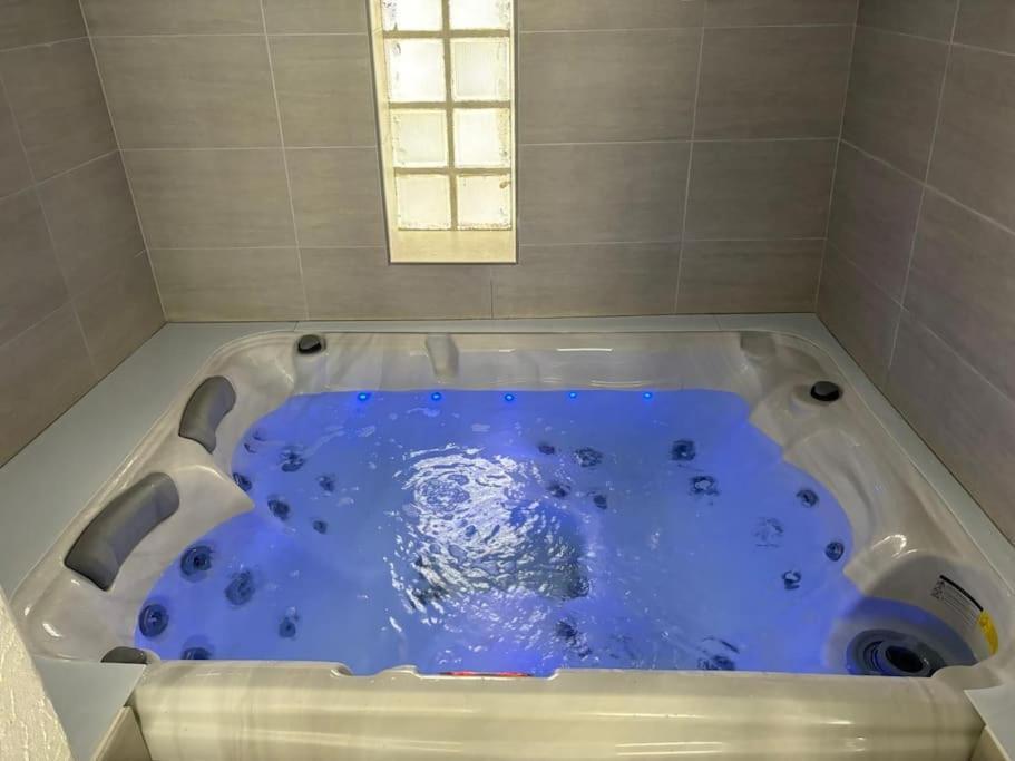 Maison Hyper Centre Jacuzzi 엉부와스 외부 사진